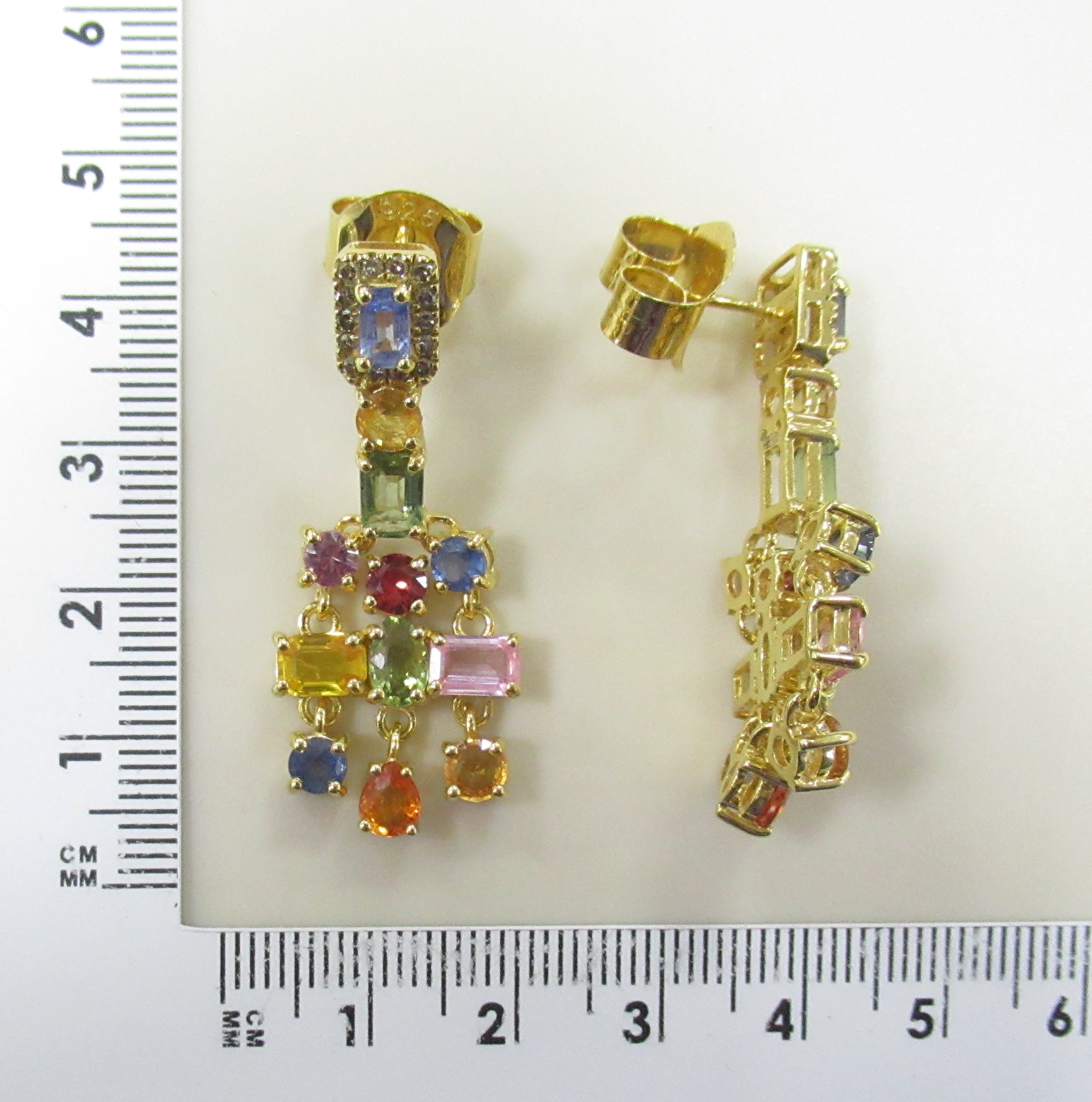 Серебряные серьги 925 пробы; вставки 6 Сапфир гол. 2ct; 6 Сапфир желт. 2,65ct; 2 Сапфир красн. 0,6ct